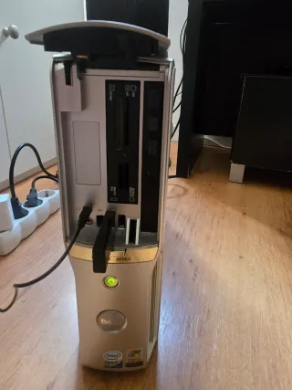 Ordenador Dell Gris y blanco.