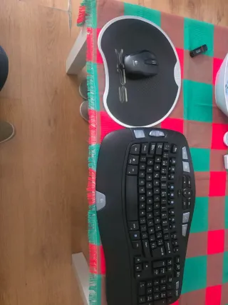 Ordenador Dell Gris y blanco.