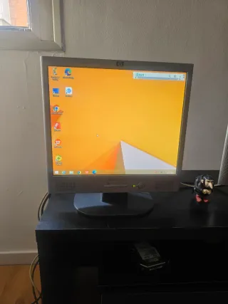 Ordenador Dell Gris y blanco.