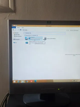 Ordenador Dell Gris y blanco.