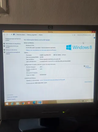 Ordenador Dell Gris y blanco.