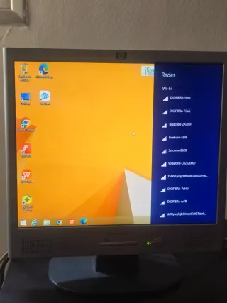 Ordenador Dell Gris y blanco.