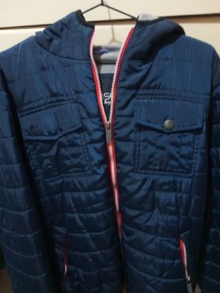 Chaqueta azul con capucha