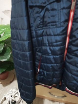 Chaqueta azul con capucha