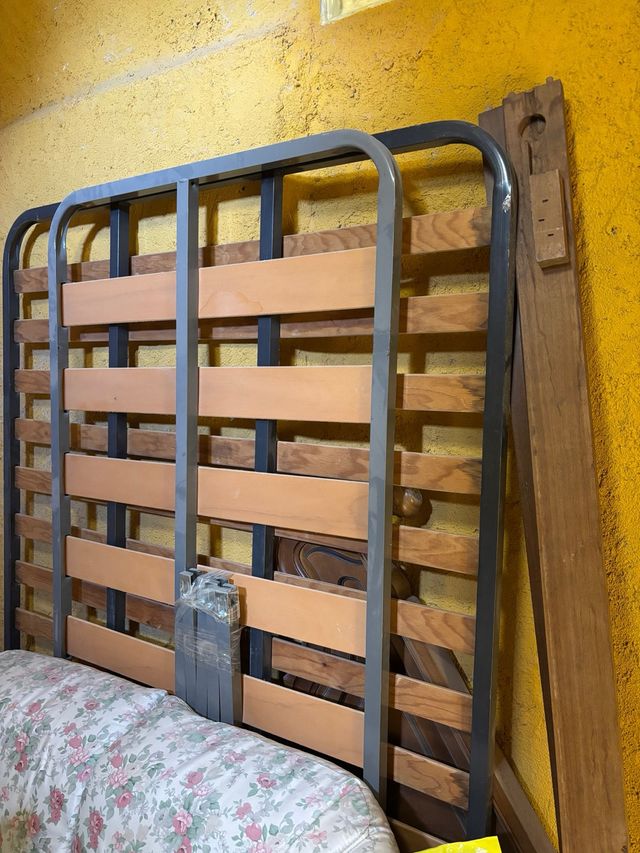 2 Somieres metálicos y de madera