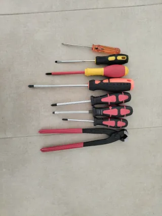 Set 7 destornilladores y 1 tenaza algunos nuevos