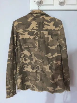 Chaqueta Camuflaje Bershka Talla S