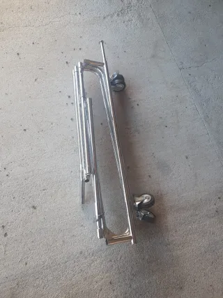 Carrello pieghevole in metallo con appendiabiti