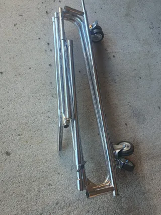 Carrello pieghevole in metallo con appendiabiti