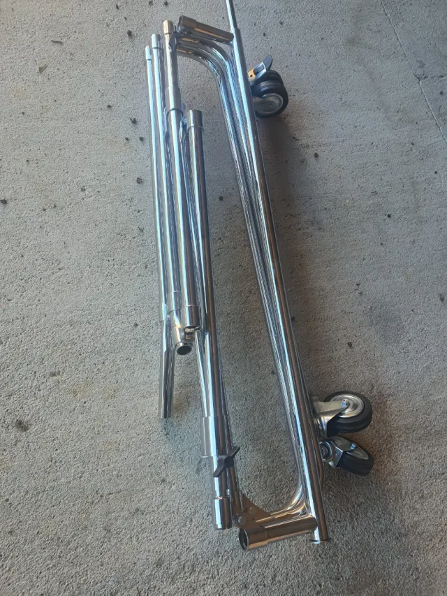 Carrello pieghevole in metallo con appendiabiti