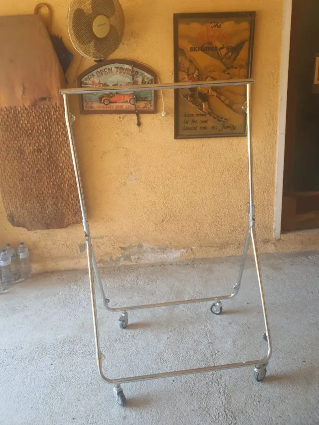 Carrello pieghevole in metallo con appendiabiti