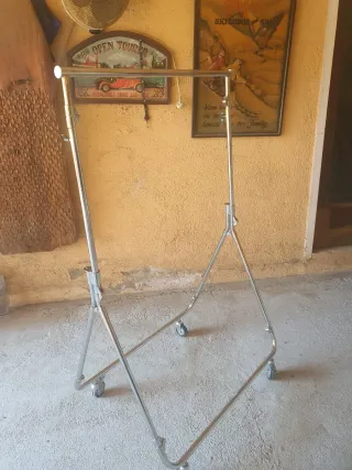 Carrello pieghevole in metallo con appendiabiti