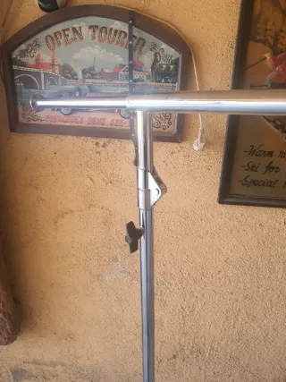 Carrello pieghevole in metallo con appendiabiti