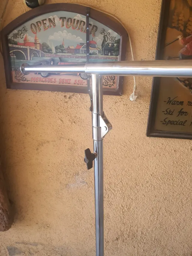 Carrello pieghevole in metallo con appendiabiti