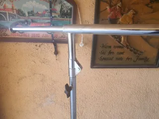 Carrello pieghevole in metallo con appendiabiti