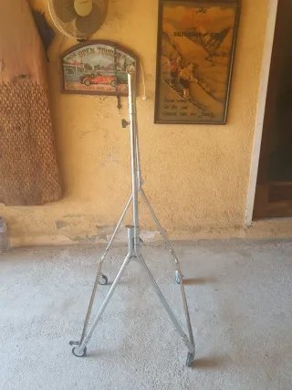 Carrello pieghevole in metallo con appendiabiti