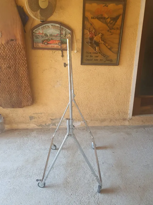 Carrello pieghevole in metallo con appendiabiti