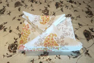 Tovaglia e 8 tovaglioli in cotone floreale