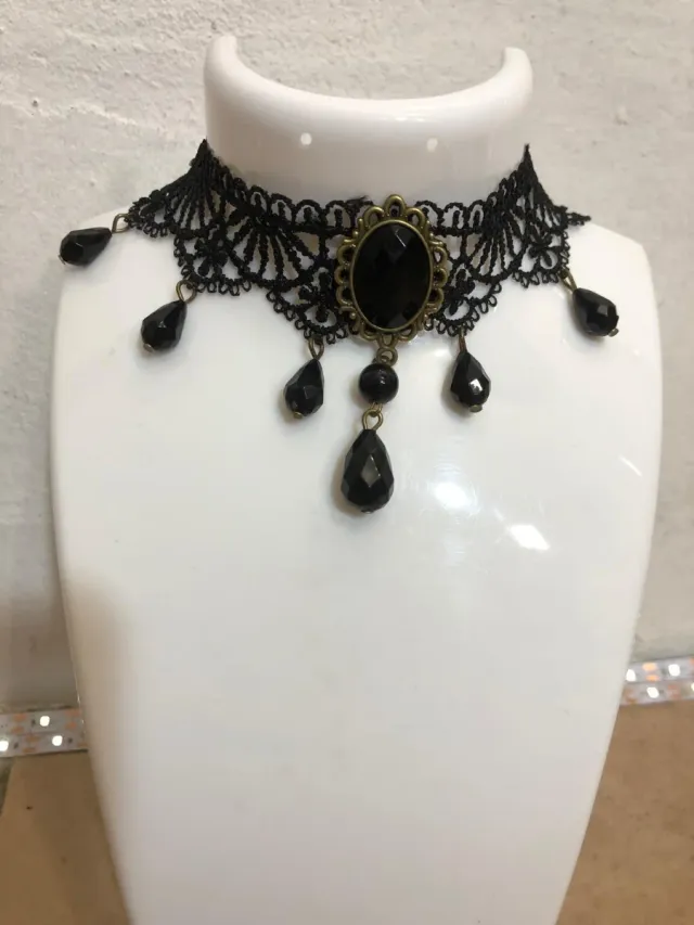 Collar de encaje negro con colgantes