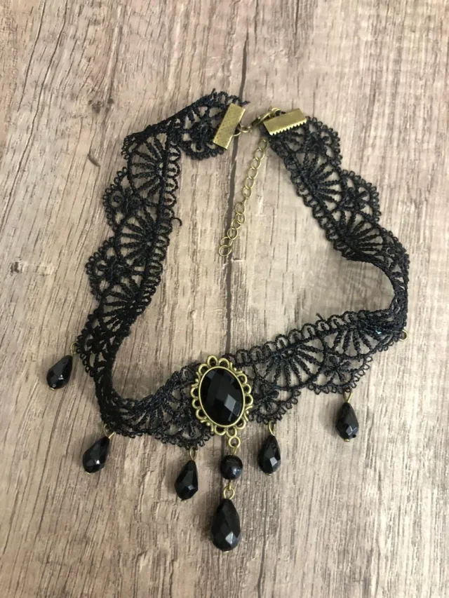 Collar de encaje negro con colgantes