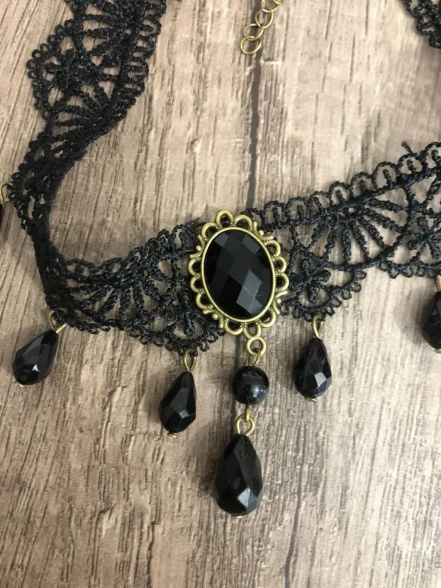 Collar de encaje negro con colgantes