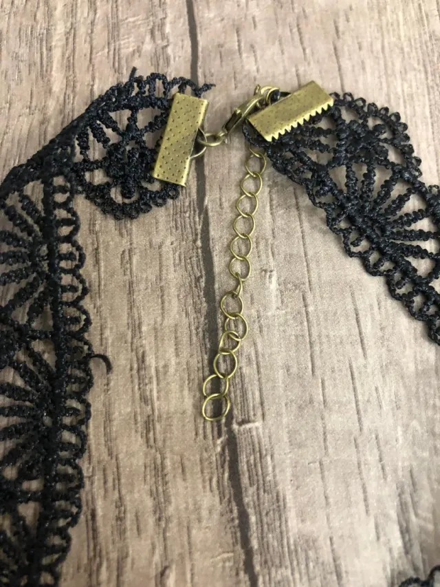 Collar de encaje negro con colgantes