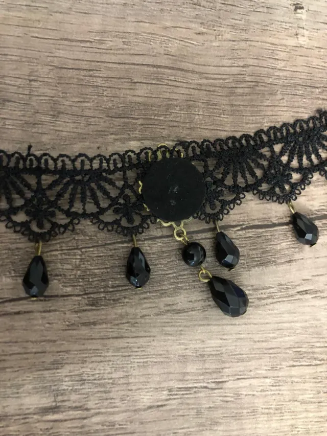 Collar de encaje negro con colgantes