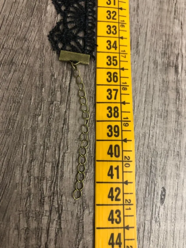 Collar de encaje negro con colgantes