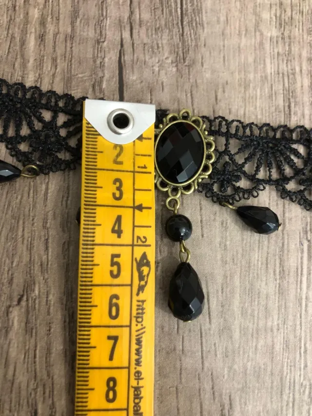 Collar de encaje negro con colgantes