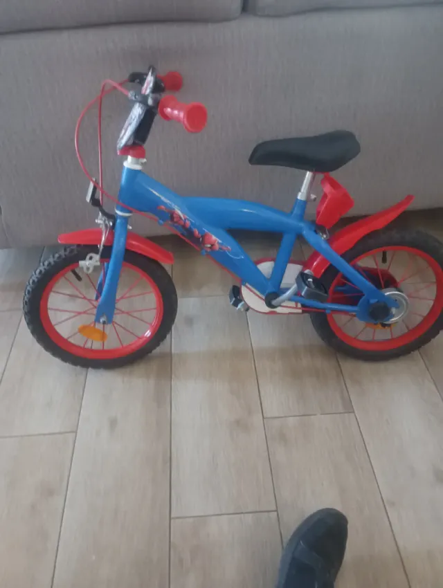 Bicicleta infantil azul y roja