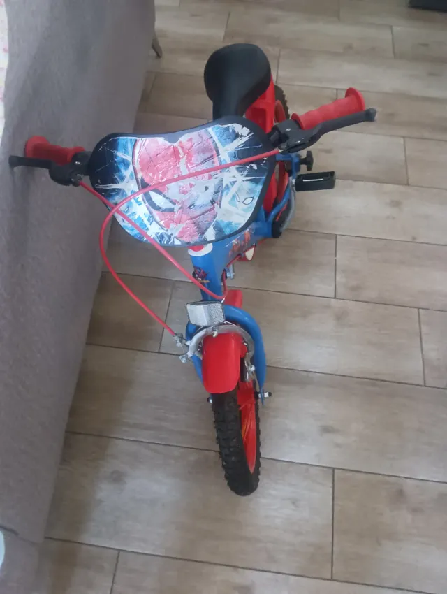 Bicicleta infantil azul y roja