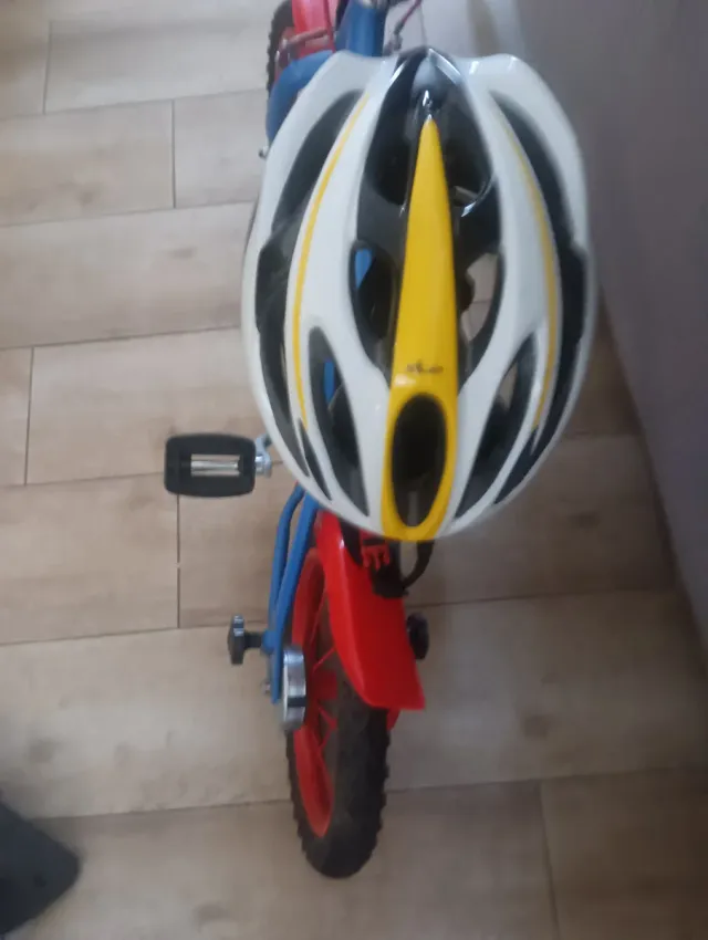 Bicicleta infantil azul y roja