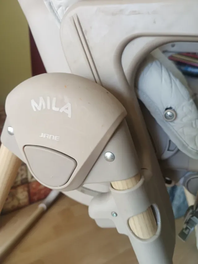 Trona bebé en perfecto estado, buena marca MILÀ.