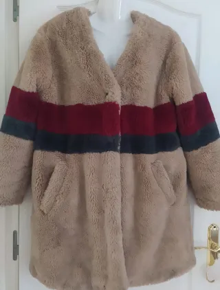 Abrigo pelo oversize beige multicolor