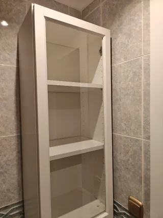 Armario vitrina blanco con puertas de cristal