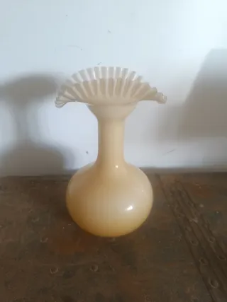 Vecchio vaso in vetro con bordo a balza