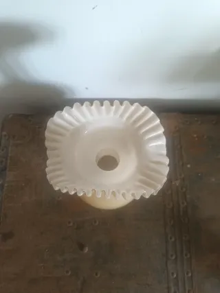 Vecchio vaso in vetro con bordo a balza