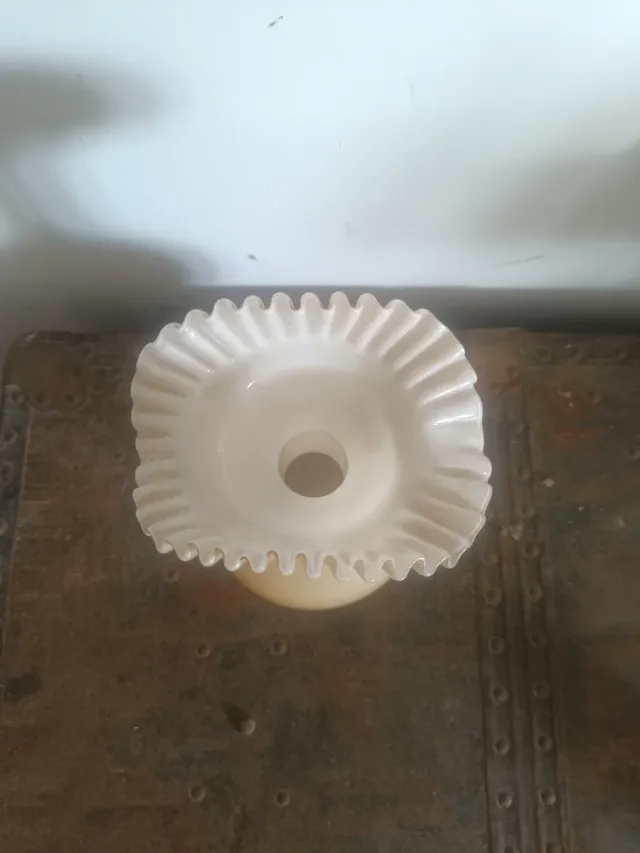 Vecchio vaso in vetro con bordo a balza