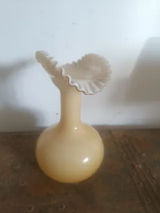 Vecchio vaso in vetro con bordo a balza