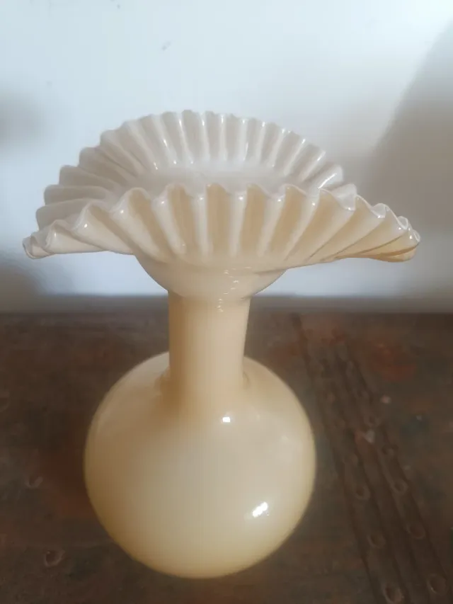 Vecchio vaso in vetro con bordo a balza