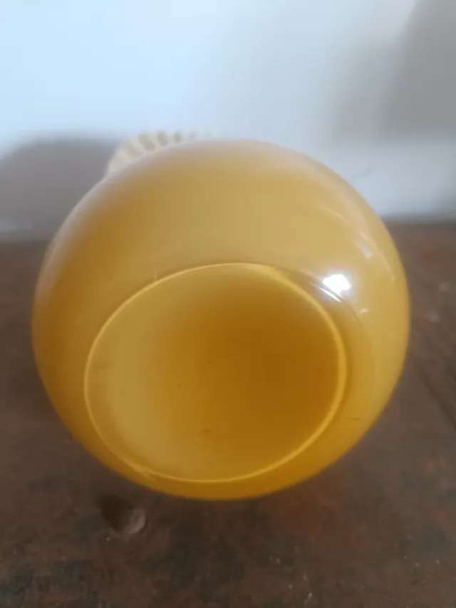 Vecchio vaso in vetro con bordo a balza