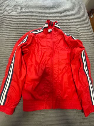 Chaqueta deportiva Nike roja