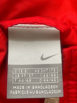 Chaqueta deportiva Nike roja