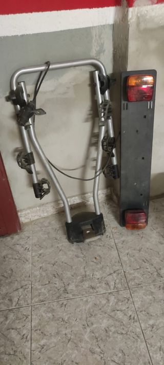Portabicicletas y piloto trasero