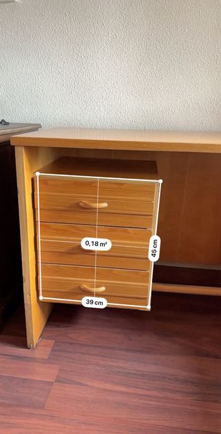 Escritorio de madera con cajones