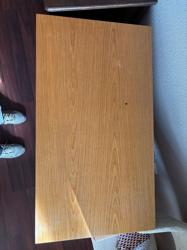 Escritorio de madera con cajones