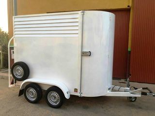 NUEVO: Remolque de caballos plaza y media