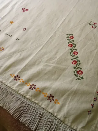 Cortina decorada a mano