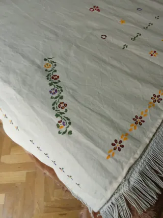 Cortina decorada a mano