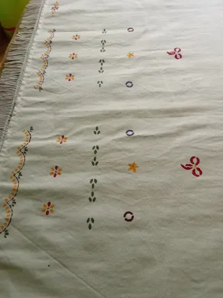 Cortina decorada a mano